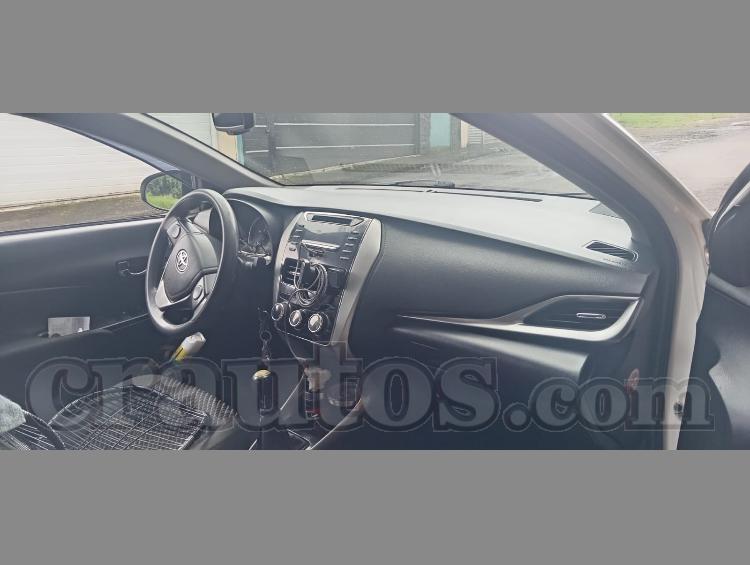 Toyota YARIS E
